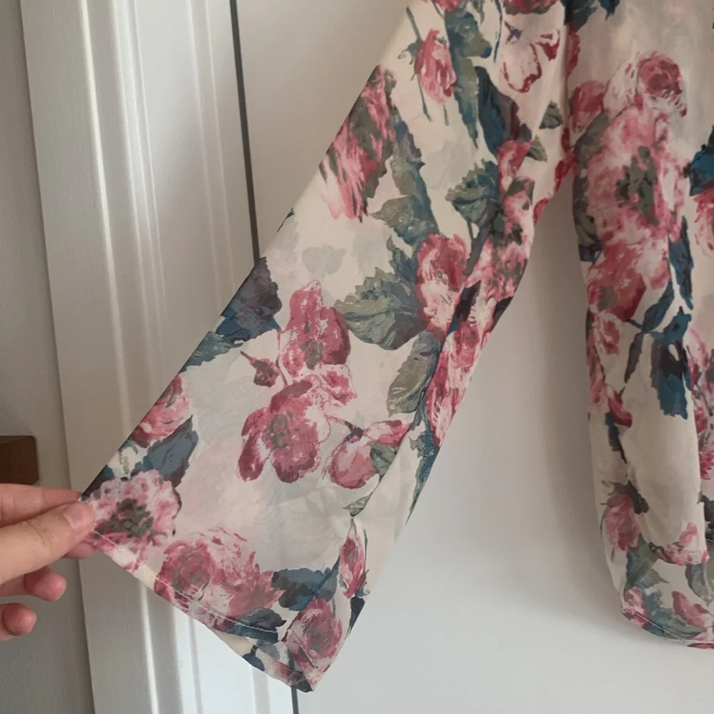 Evereve blouse in a beautiful floral pattern.  Semi-Sheer - Picture 7 of 9